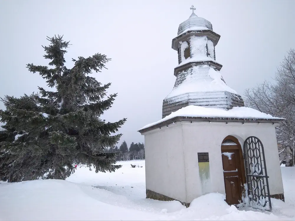 Kaple se zvonicí sv. Antonína v Lesné v zimě